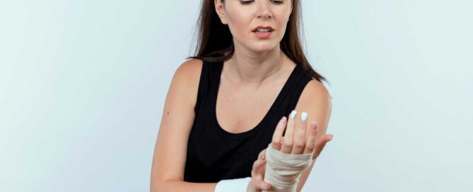 Distorsione del polso: sintomi, diagnosi e cure efficaci. Dal protocollo RICE alla fisioterapia, fino alla chirurgia nei casi gravi. Recupera al meglio la funzionalità.