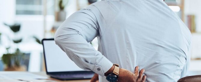 Mal di schiena dorsale: cause, sintomi e trattamenti efficaci per la dorsalgia